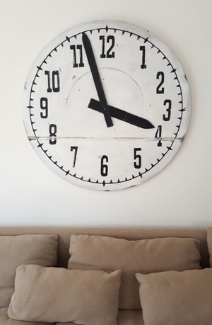 Uhr mit Sofa