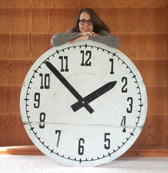 Uhr vor Regal
